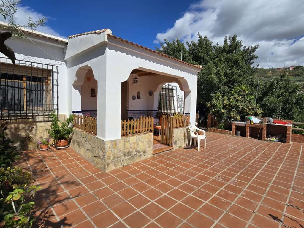 Town House for Sale in Alcaucin