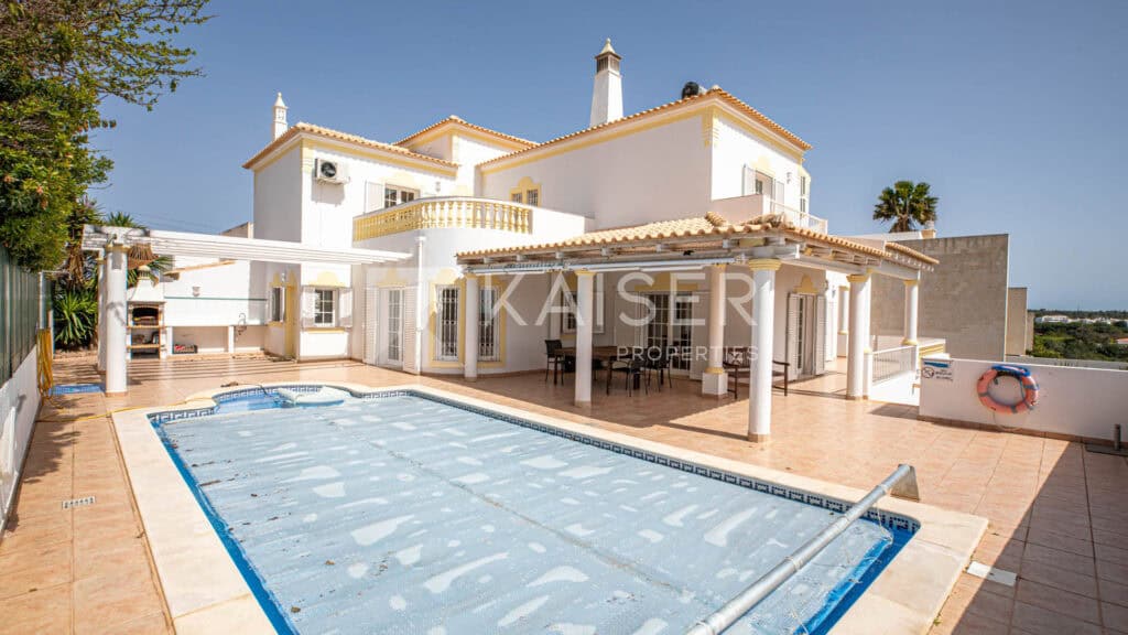 Villa for Sale in Pêra
