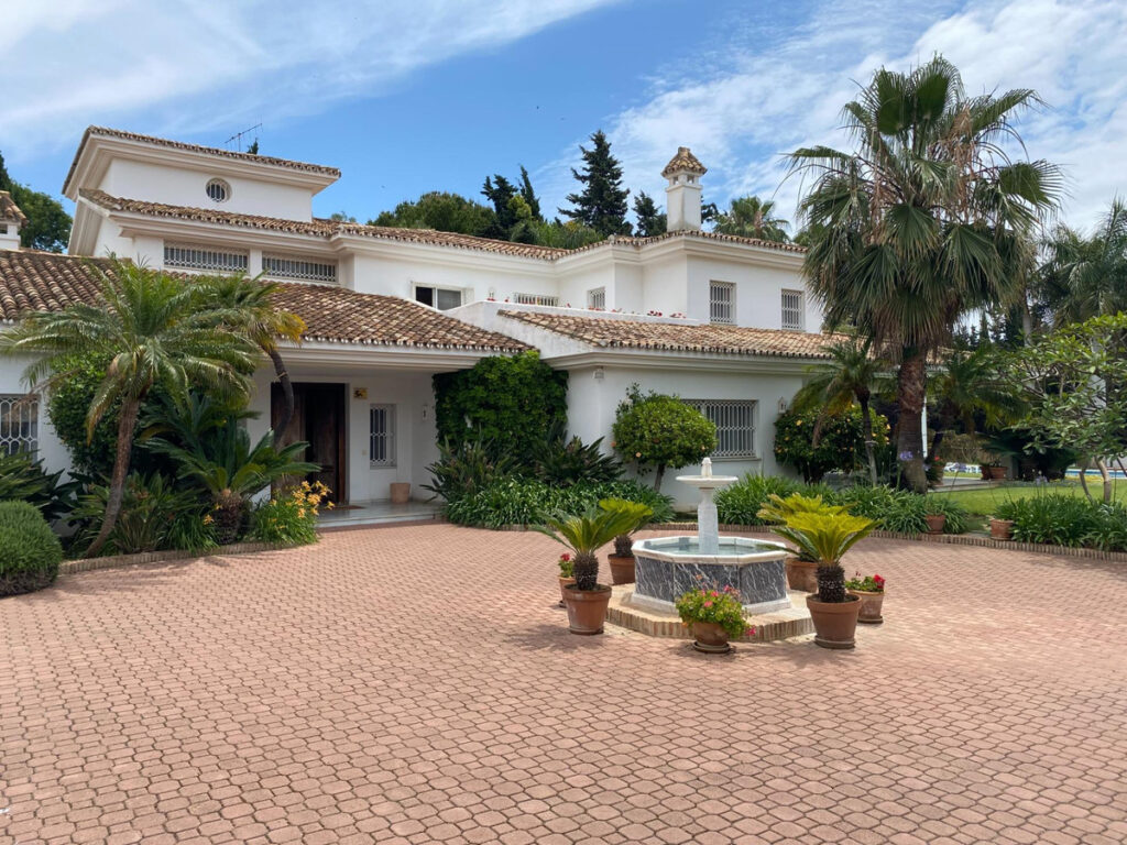 Villa for Sale in Guadalmina Baja