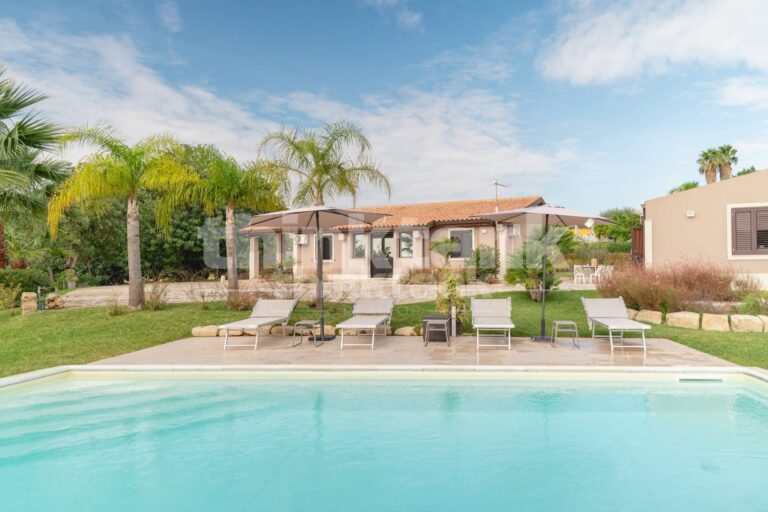 villa for Long Term Rental in Noto