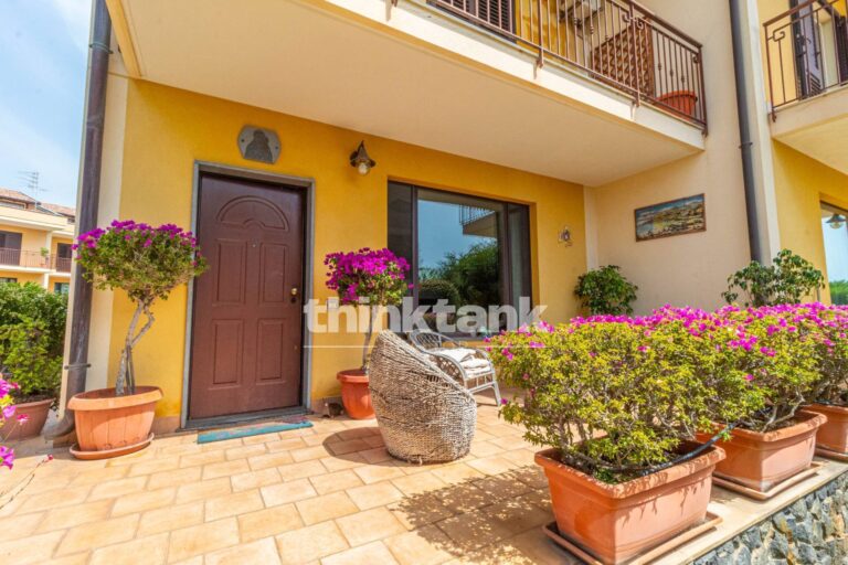 Town House for Long Term Rental in Acireale