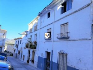 Town House for Sale in Castillo de Locubin