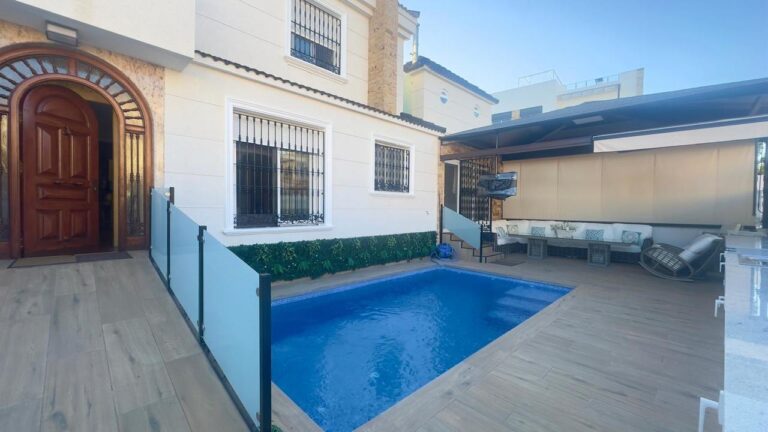 Casa de la ciudad en venta en Orihuela Costa